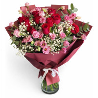 bouquet with long roses and lisi
